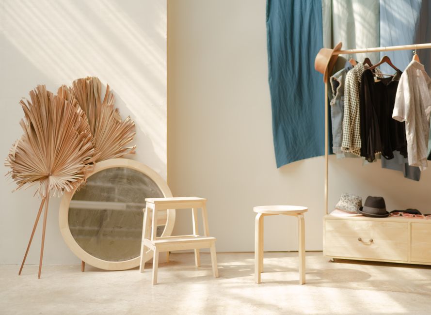 Explore a serene minimalist room with natural wooden decor, perfect for inspiration.