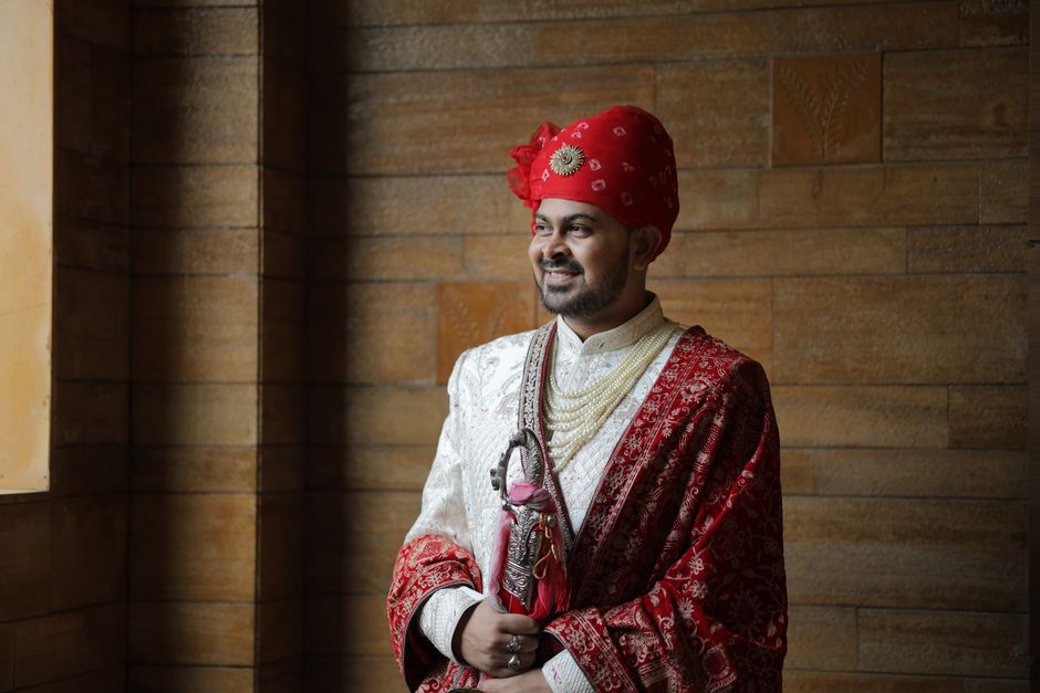 Portrait of an Indian groom in ornate traditional attire capturing cultural elegance.